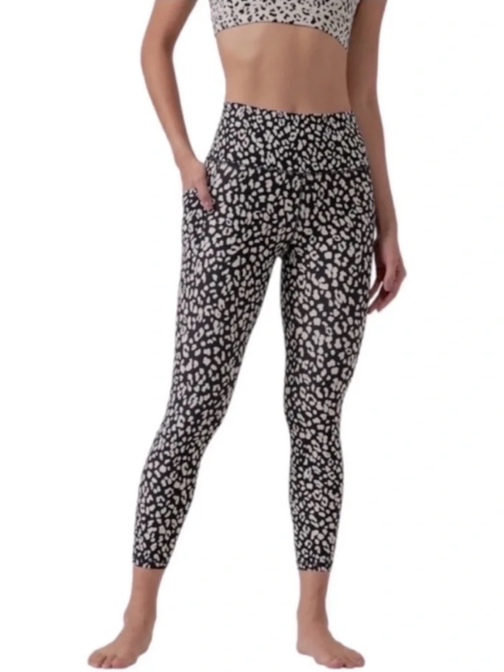 Athleta Salutation High-Rise 7/8 length Black & White Printed Leggings size M